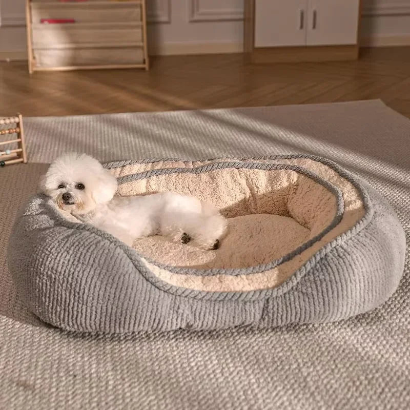 Canapé douceur pour chien avec petit caniche blanc