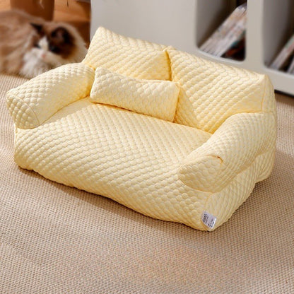 Canapé rafraichissant en soie jaune pâle sur parquet