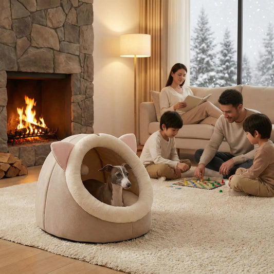 Chien reposant dans une niche pour chien isolante et cocooning en hiver