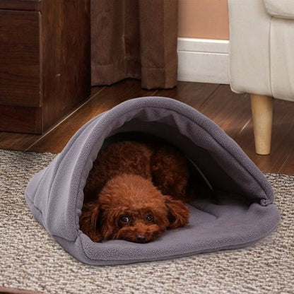 Chien reposant dans un panier Chausson gris cocooning