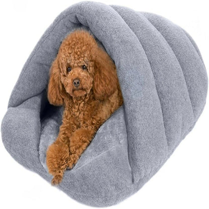 Chien couché dans un panier Chausson gris pour chien