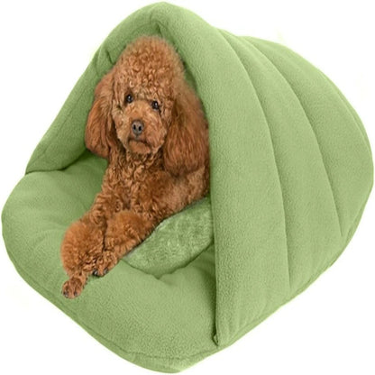 Chien couché dans un panier pour chien Chausson vert en forme de cocon