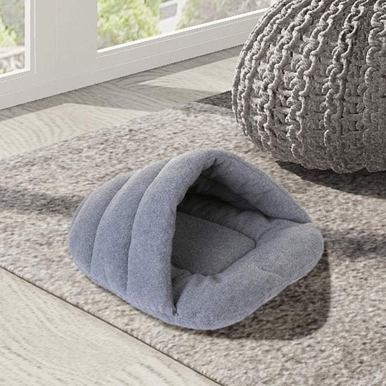 anier pour chien Chausson gris cocon installé dans un salon