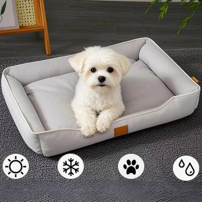 Petit chien assis dans un panier pour chien Pastel gris moelleux avec rebords