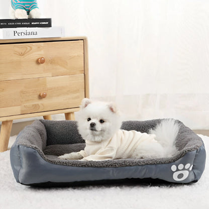 Chien blanc dans un panier pour chien UltraMoelleux gris