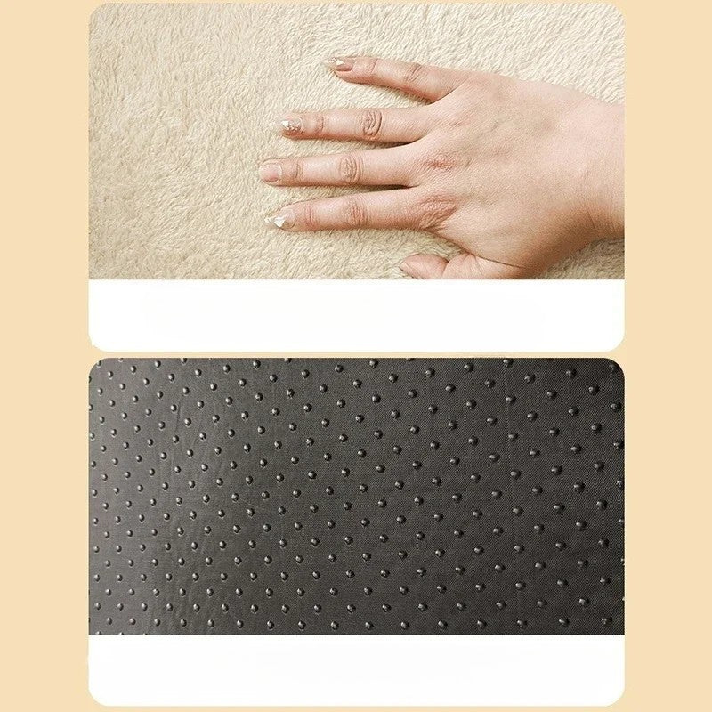 Main touchant le tissu ultra doux du panier pour chien DouxCamée