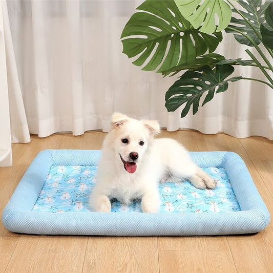 Tapis rafraichissant pour chien bleu pâle et chiot blanc -Bonheur de chien