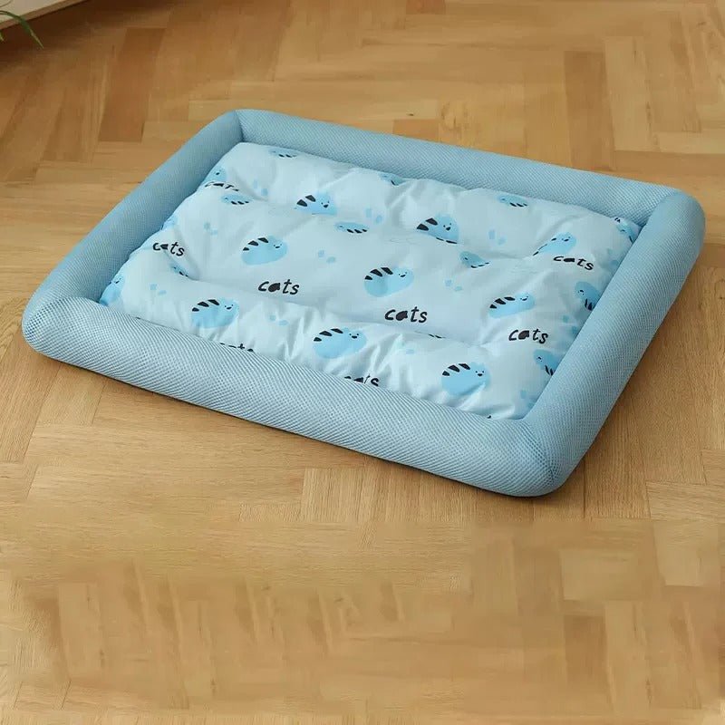 Tapis rafraichissement chien tissus bleu clair sur parquet- Bonheur de Chien