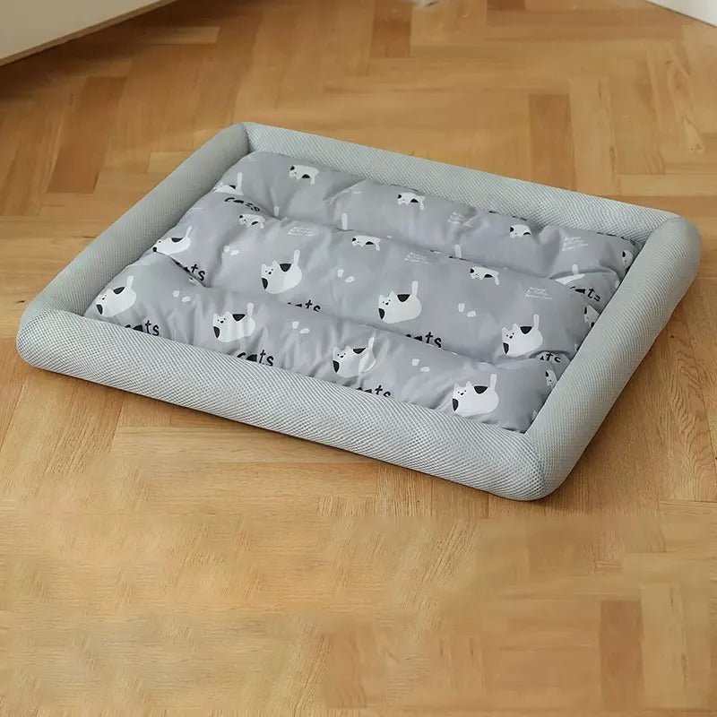 Tapis rafraichissement chien tissus gris sur parquet- Bonheur de Chien