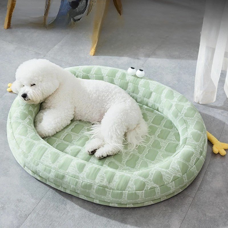 Tapis rafraichissant en soie glacée  caniche qui dort paisiblement